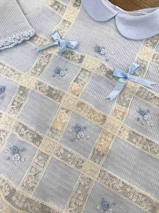 Tutina Ladia in filo celeste con applicazione di valancienne roselline e fiocchetti