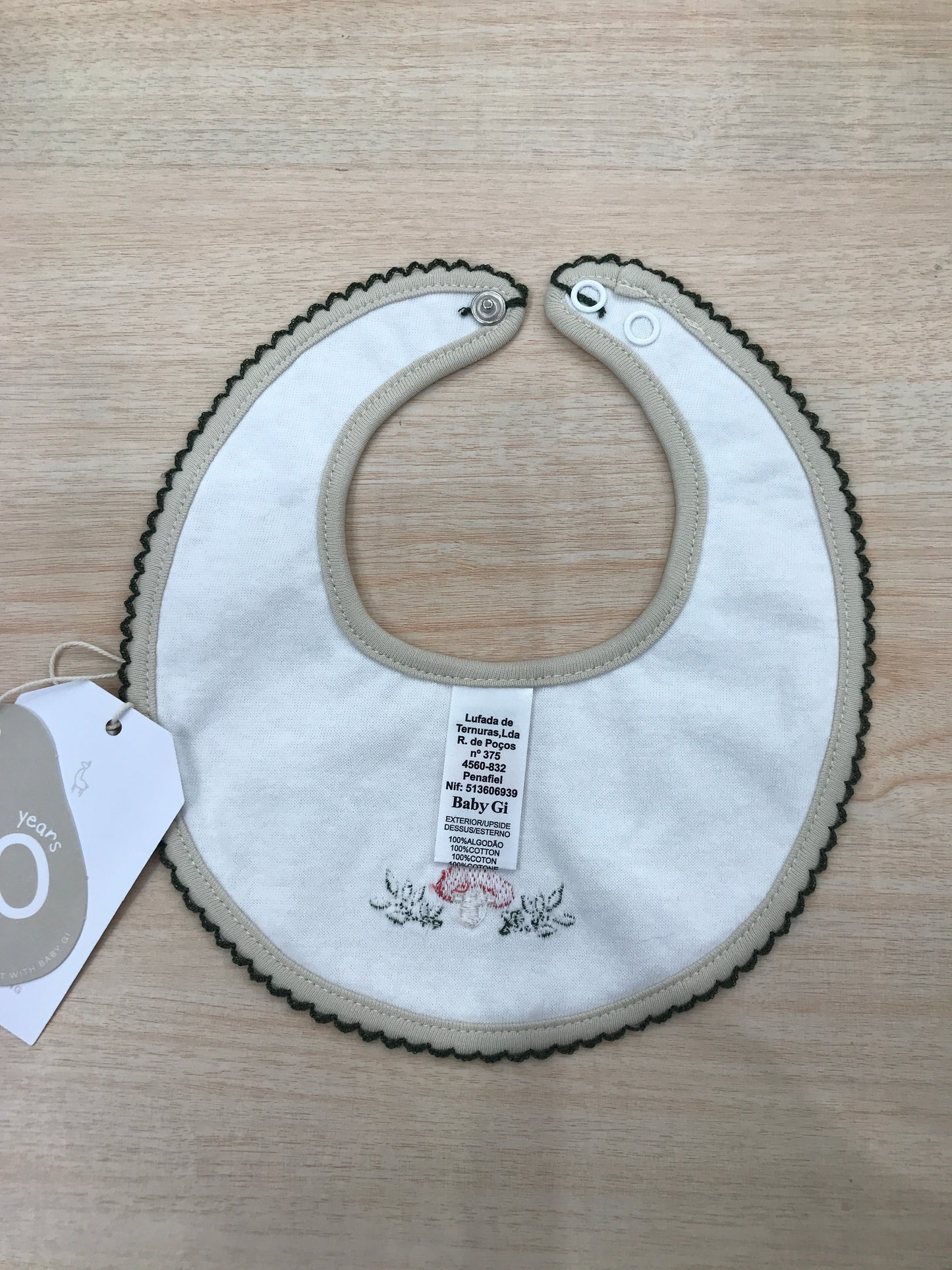 Bavetta Baby Gi in cotone rotonda ricamata ai bordi in verde ed al centro funghetto