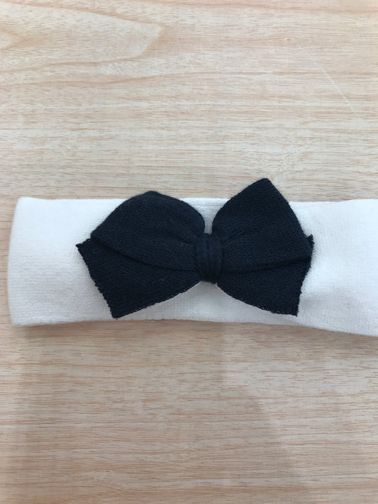 Fascia Baby Lord in filo bianco con fiocchetto blu scuro sul davanti