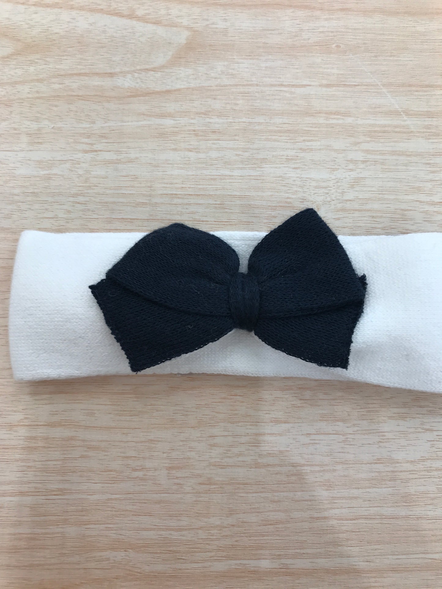 Fascia Baby Lord in filo bianco con fiocchetto blu scuro sul davanti