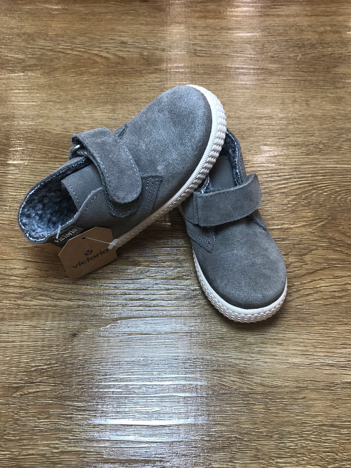 Scarpe Victoria in camoscio con strappo e pelliccia interna