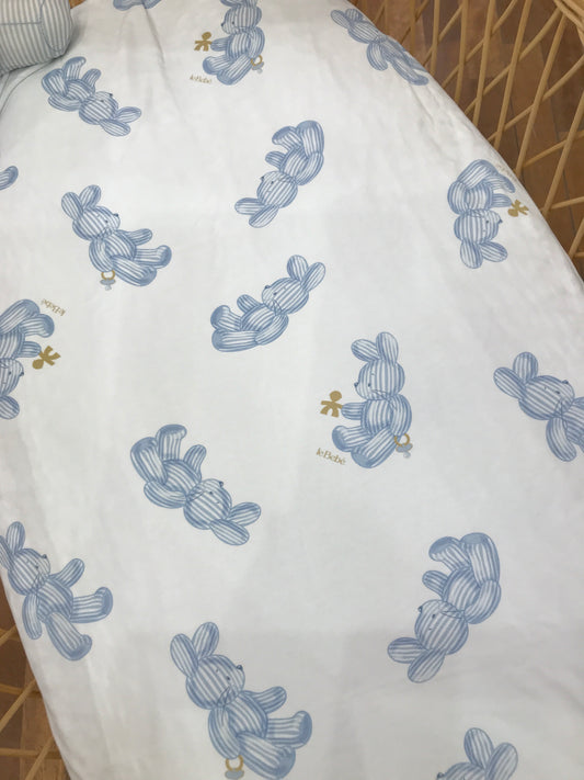 Coperta Le Bebè in cotone celeste con coniglietti celesti ed applicato lateralmente un peluche a forma di coniglietto