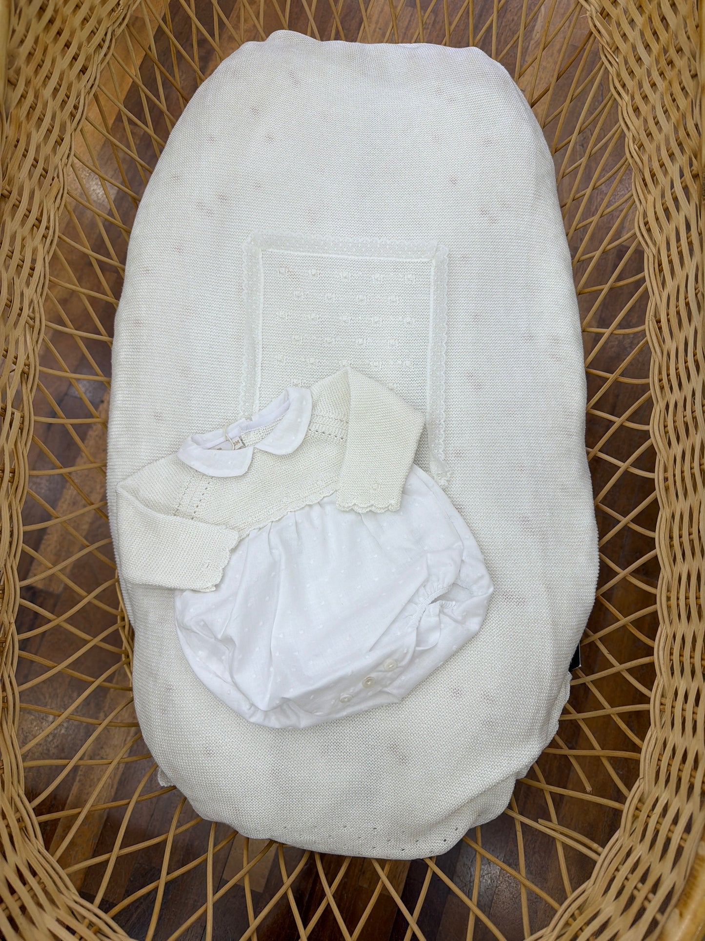 Coordinato nascita PCS in filo panna coperta con lavorazione a maglia con pagliaccetto con lavorazione