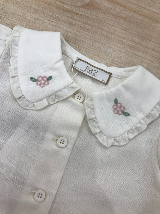 Camicia Paz Rodriguez in lino panna manica corta a sbuffo con bottoni sul davanti colletto con fiori colorati e rusche