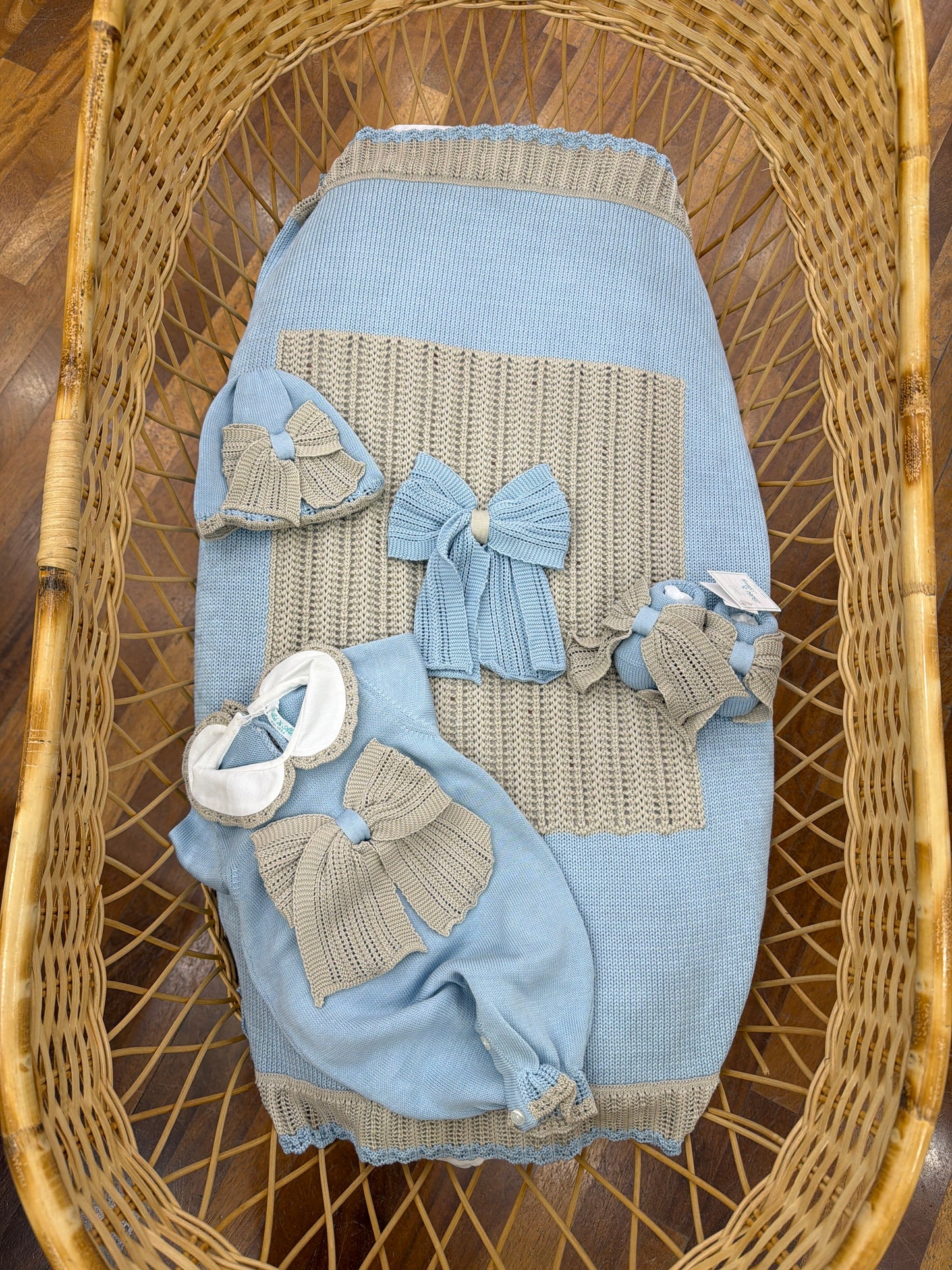 Coordinato nascita Bebè di Almy in filo celeste e tortora traforato con fiocchi alternati tutina babbucce e cappello abbinati alla coperta