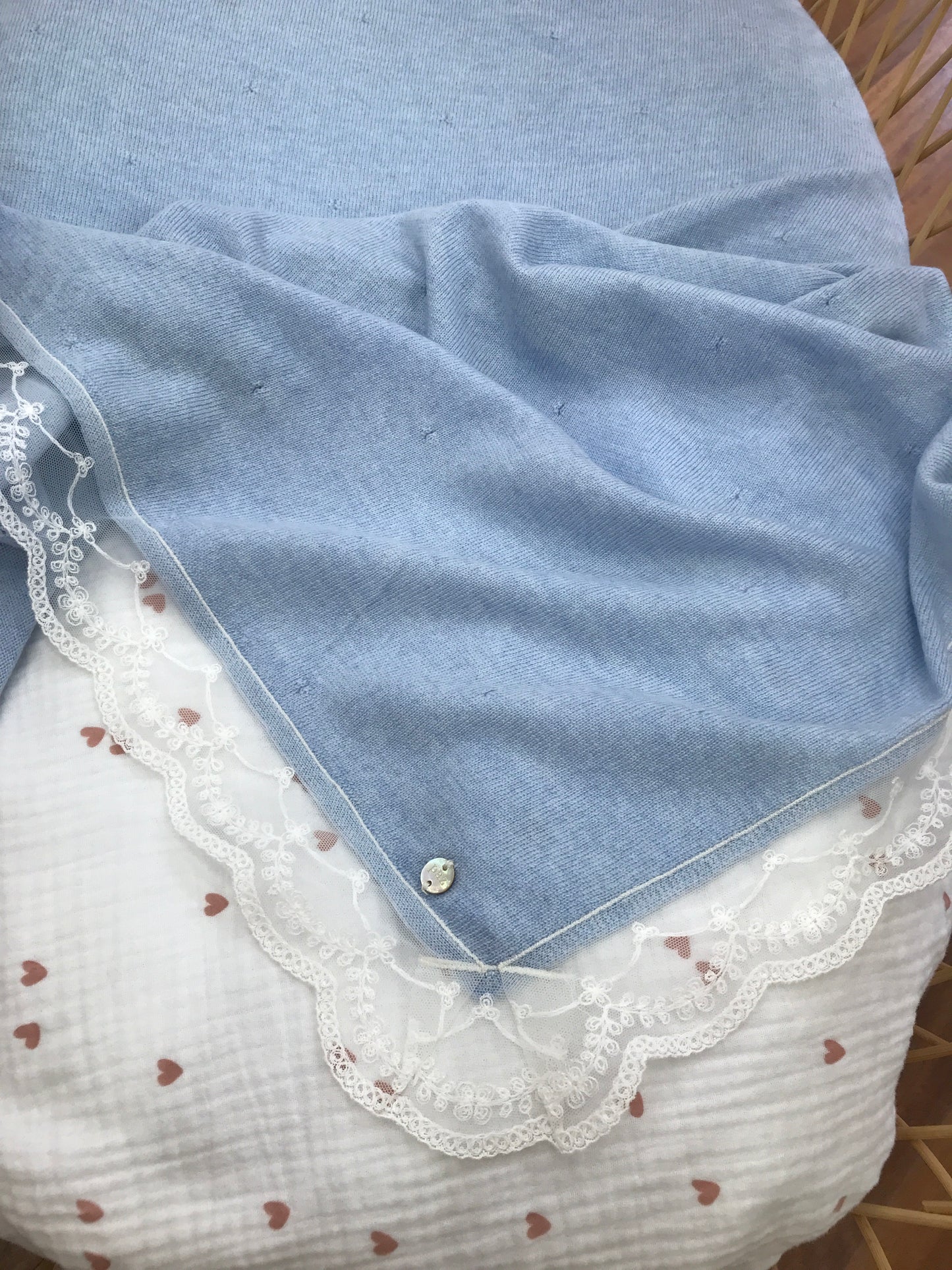 Coperta Paz Rodriguez in lana celeste con smerlo in pizzo al bordo