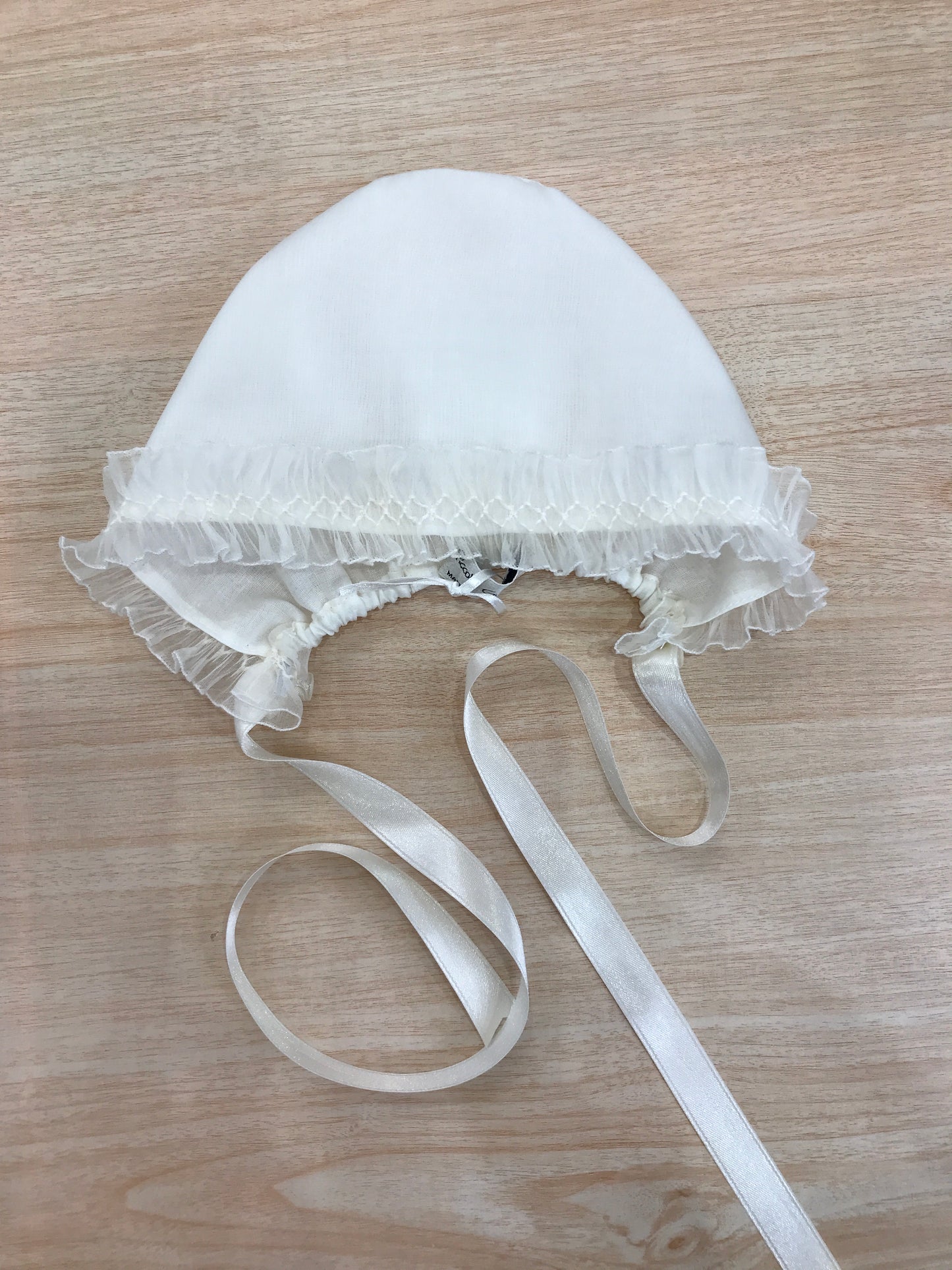 Cuffia Piccola Giuggiola panna con fascia in organza smerlata con lavorazione di punto smock