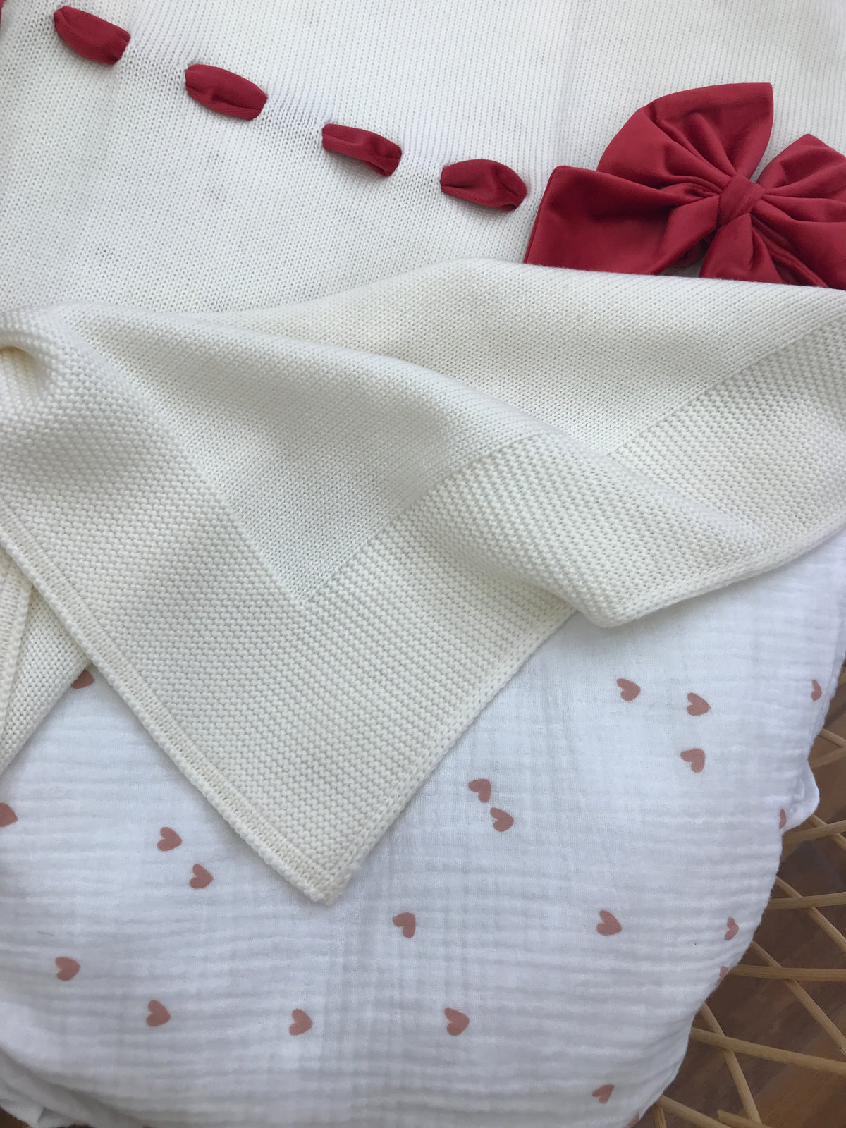 Coperta Baby Lord in lana panna con passanastro in velluto rosso e fiocco laterale