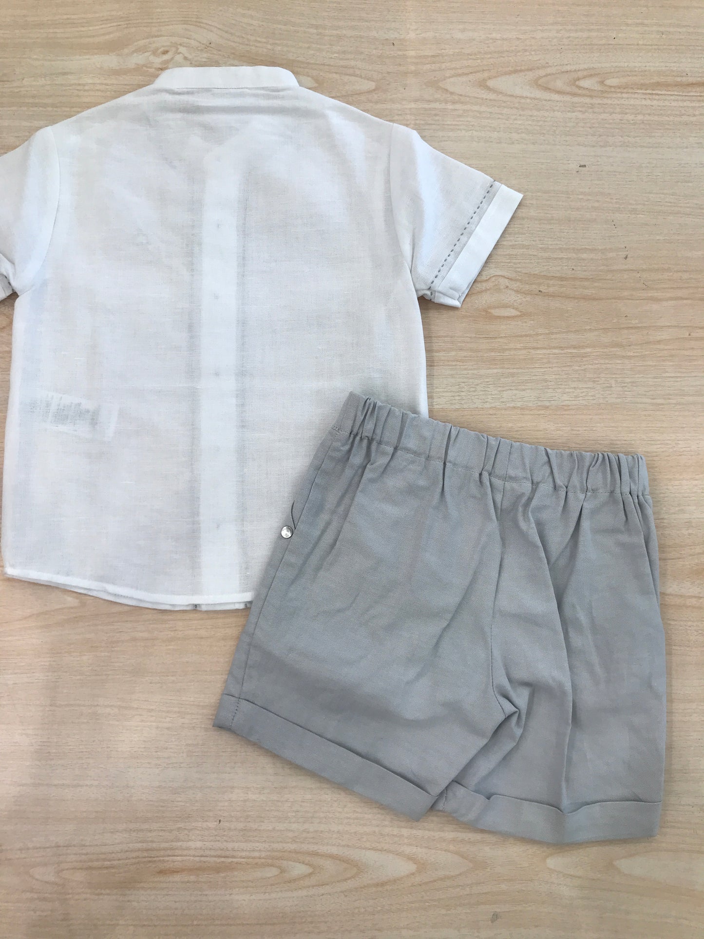 Completo Paz Rodriguez camicia mezza manica con ricami con bermuda grigio