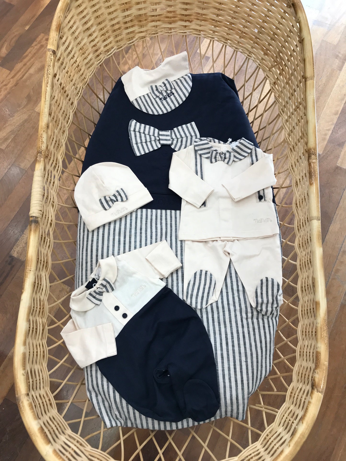 Coordinato nascita Nanan coppia di gemellini blu scuro e beige con righe blu completino due pezzi e tutina intera con cappellino e bavaglino