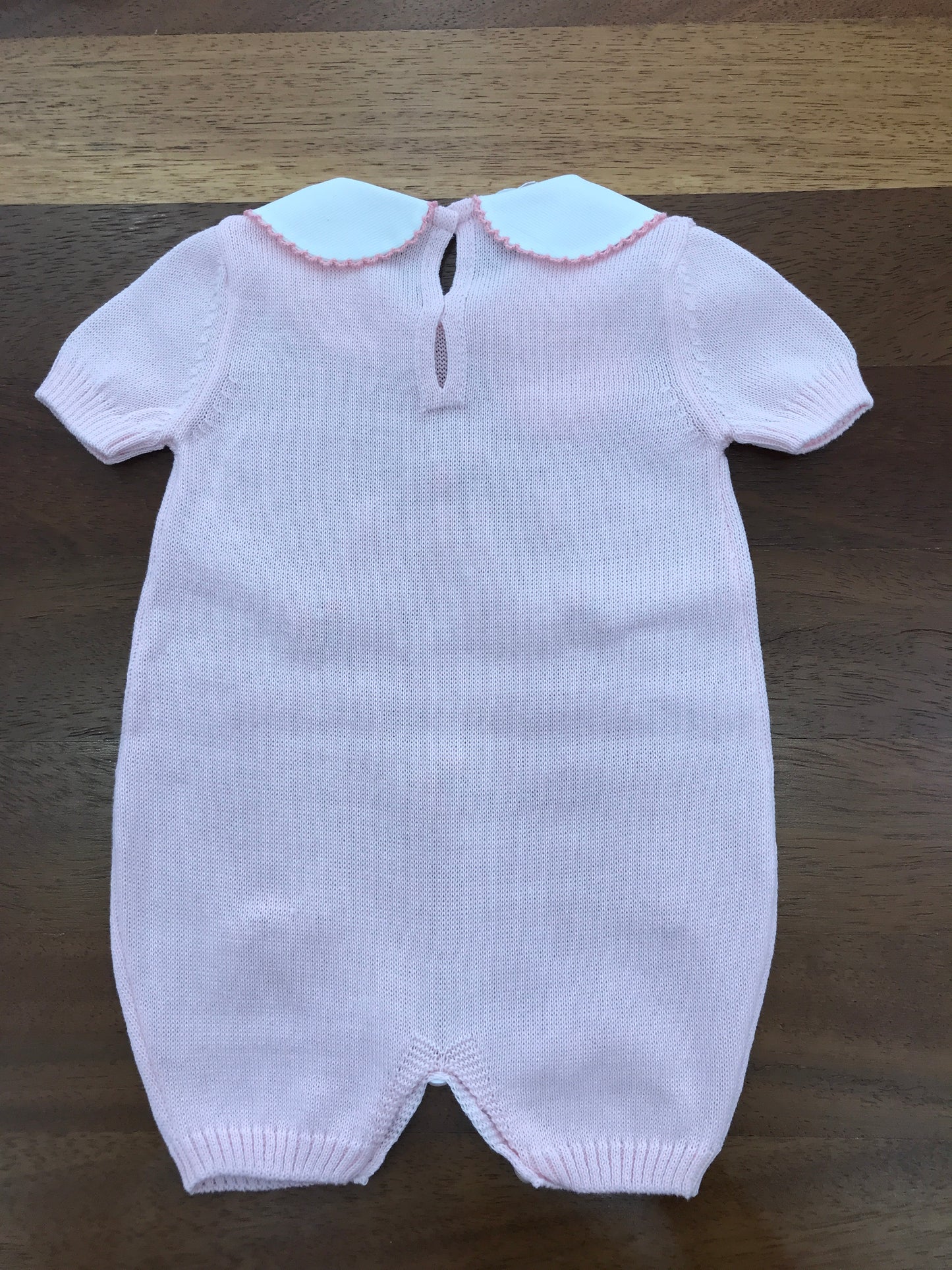 Pagliaccetto Baby Lord in filo rosa mezza manica con rose corallo lavorate sul davanti