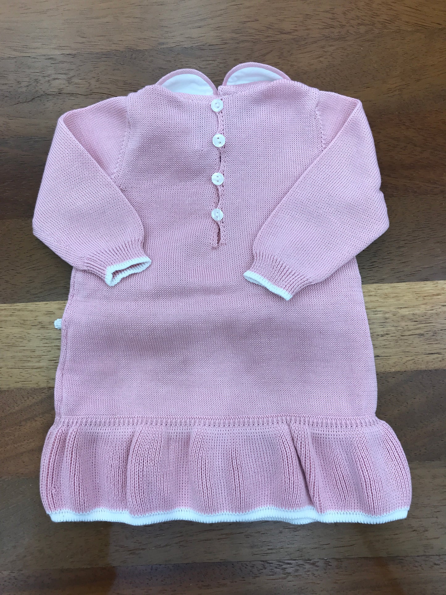 Abitino Bebè di Almy in lana con rusche al bordo,con due fiocchi centrali e lavorazione di trecce