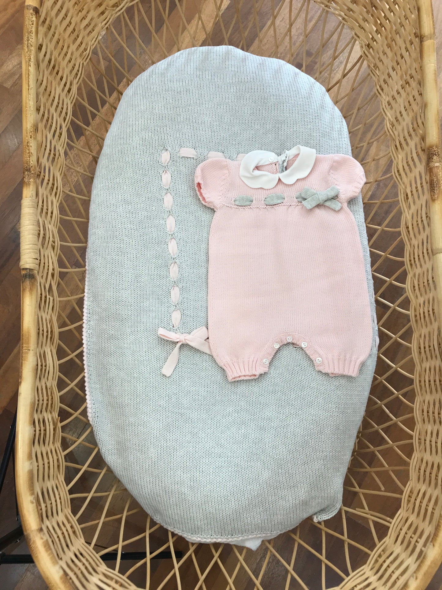 Coordinato nascita Colibrì in filo grigio e rosa con passanastro e fiocchetti