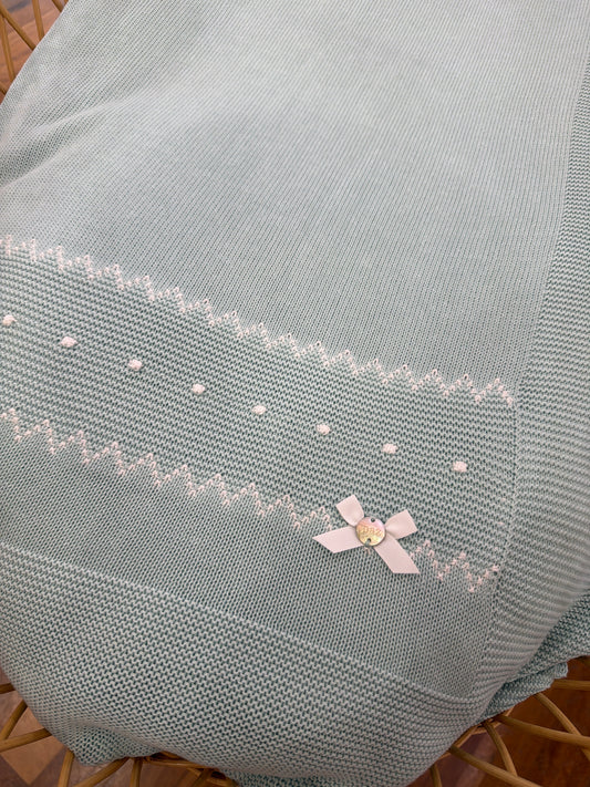Coperta Paz Rodriguez in filo verde smerlata con ricami in bianco e pois