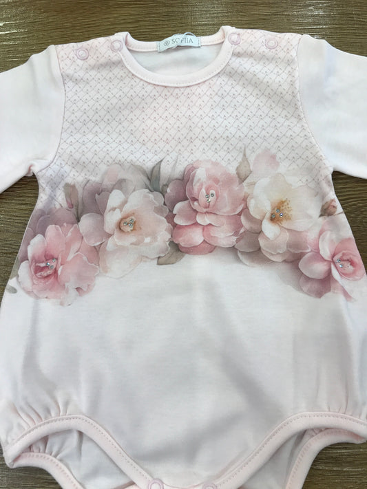 Pagliaccetto Sofija in caldo cotone rosa con camelie sul davanti