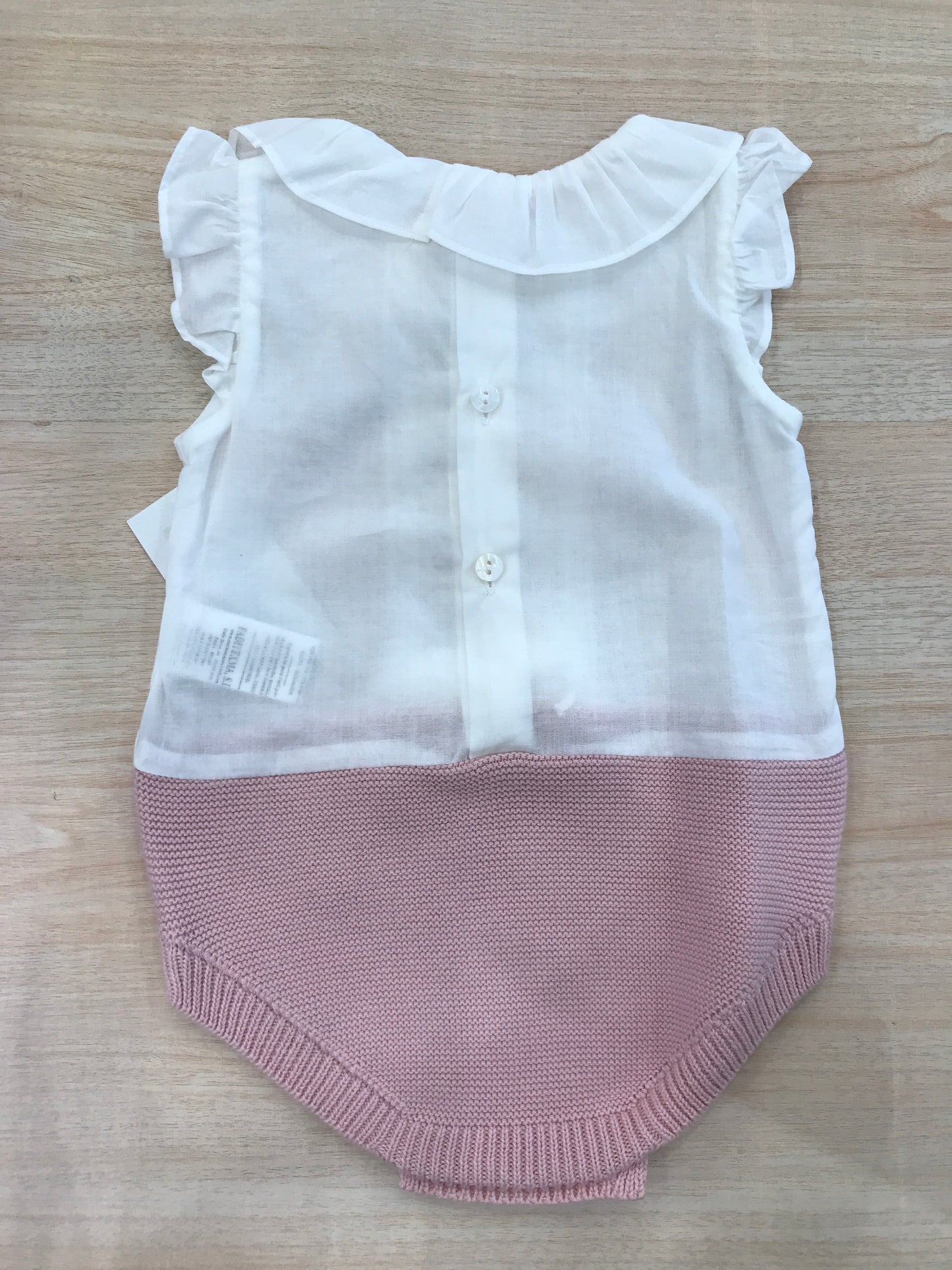 Pagliaccetto Martin Aranda in cotone bianco con rusche e ricamo ed il sotto in filo rosa antico