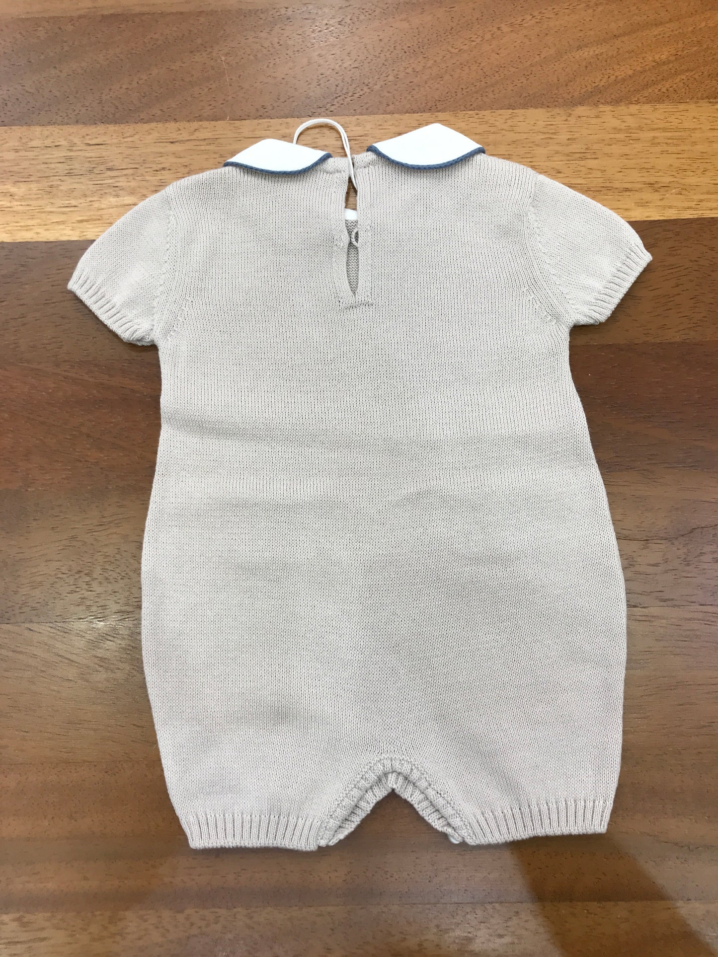 Pagliaccetto Baby Lord in filo tortora mezza manica collo tondo bianco con tasche a righe avio e tortora sul davanti