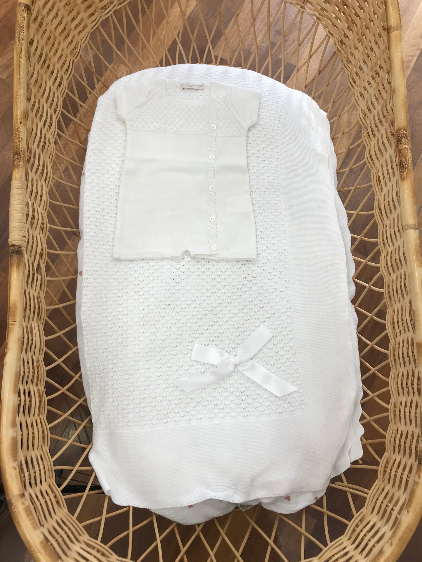 Coordinato nascita PCS in filo bianco con lavorazione a maglia a e fiocco sulla coperta