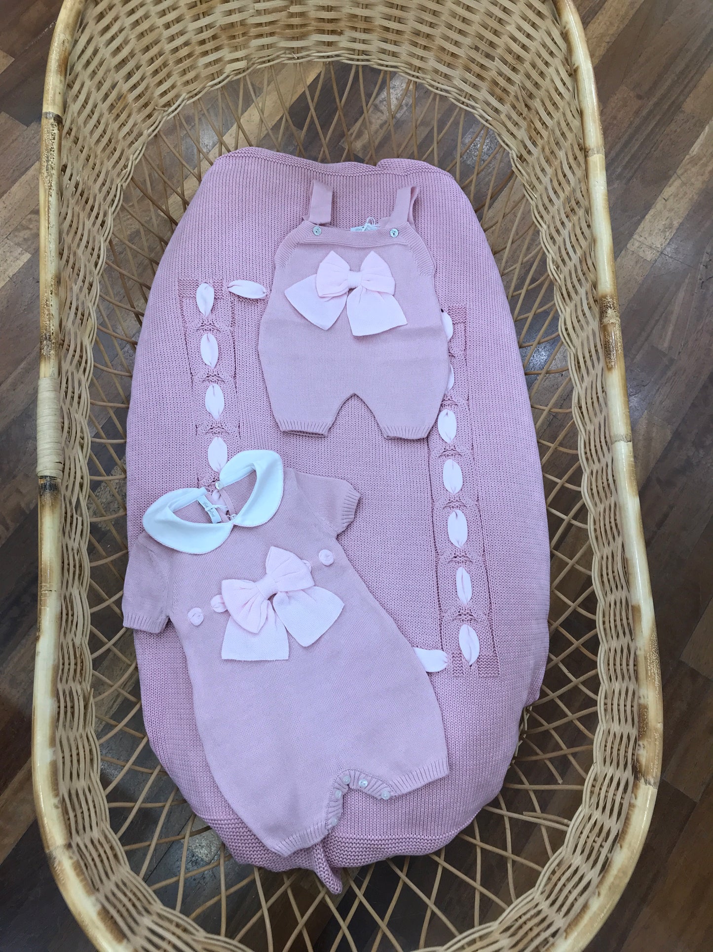 Coordinato Baby Lord in filo rosa antico con passanastro rosa e fiocchi rosa