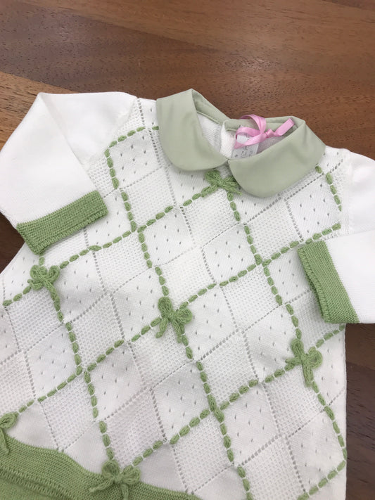 Tutina Colori Chiari in filo di cotone due pezzi in verde e bianco con motivo a rombi e fiocchetti ricamati