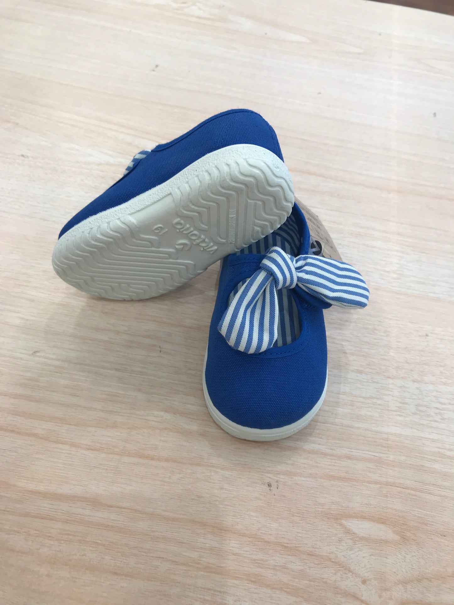 Scarpa Victoria in tela bluette con strappo e fiocco a righe sul davanti
