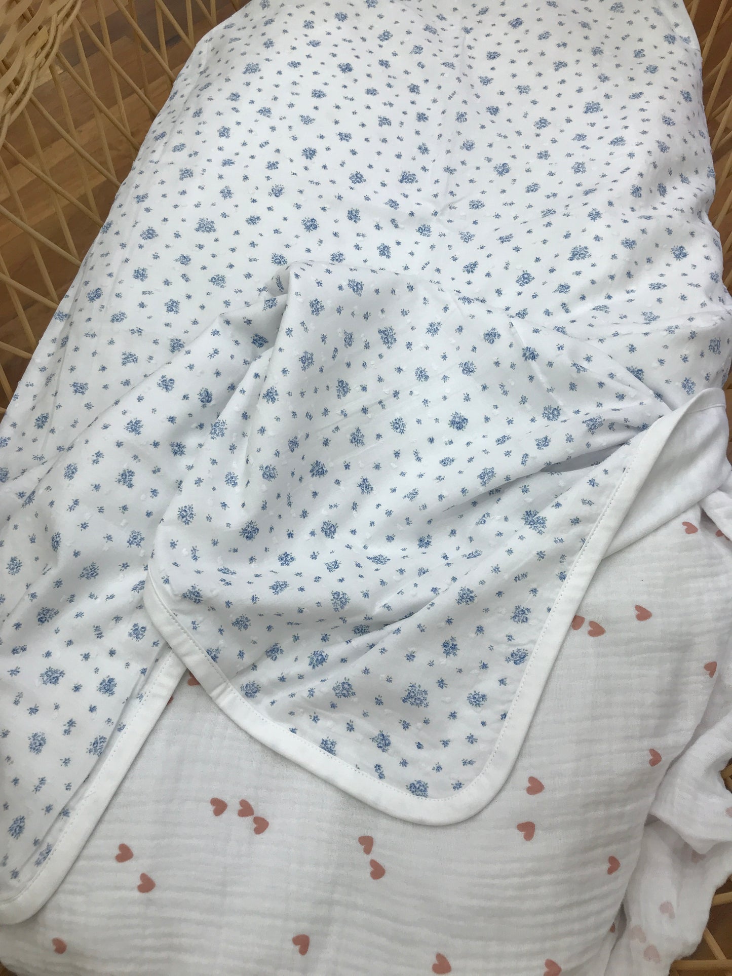 Coperta Laranjinha in cotone bianca con fiorellini celesti