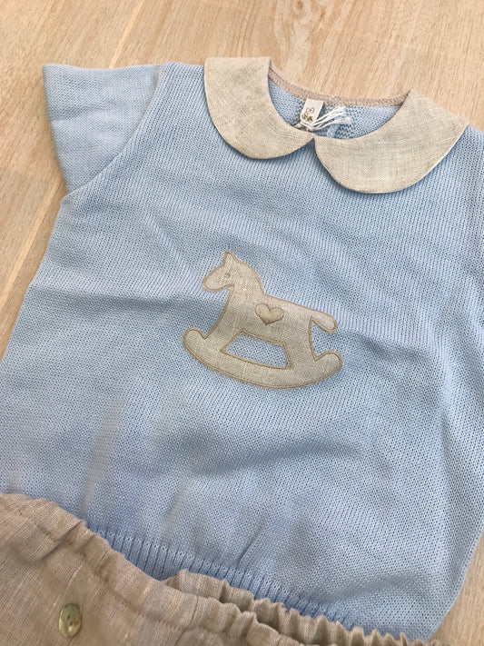 Coordinato Baby Lord in filo due pezzi tortora e celeste mezza manica con pantalone corto in lino e cavallo a dondolo ricamato sulla maglia