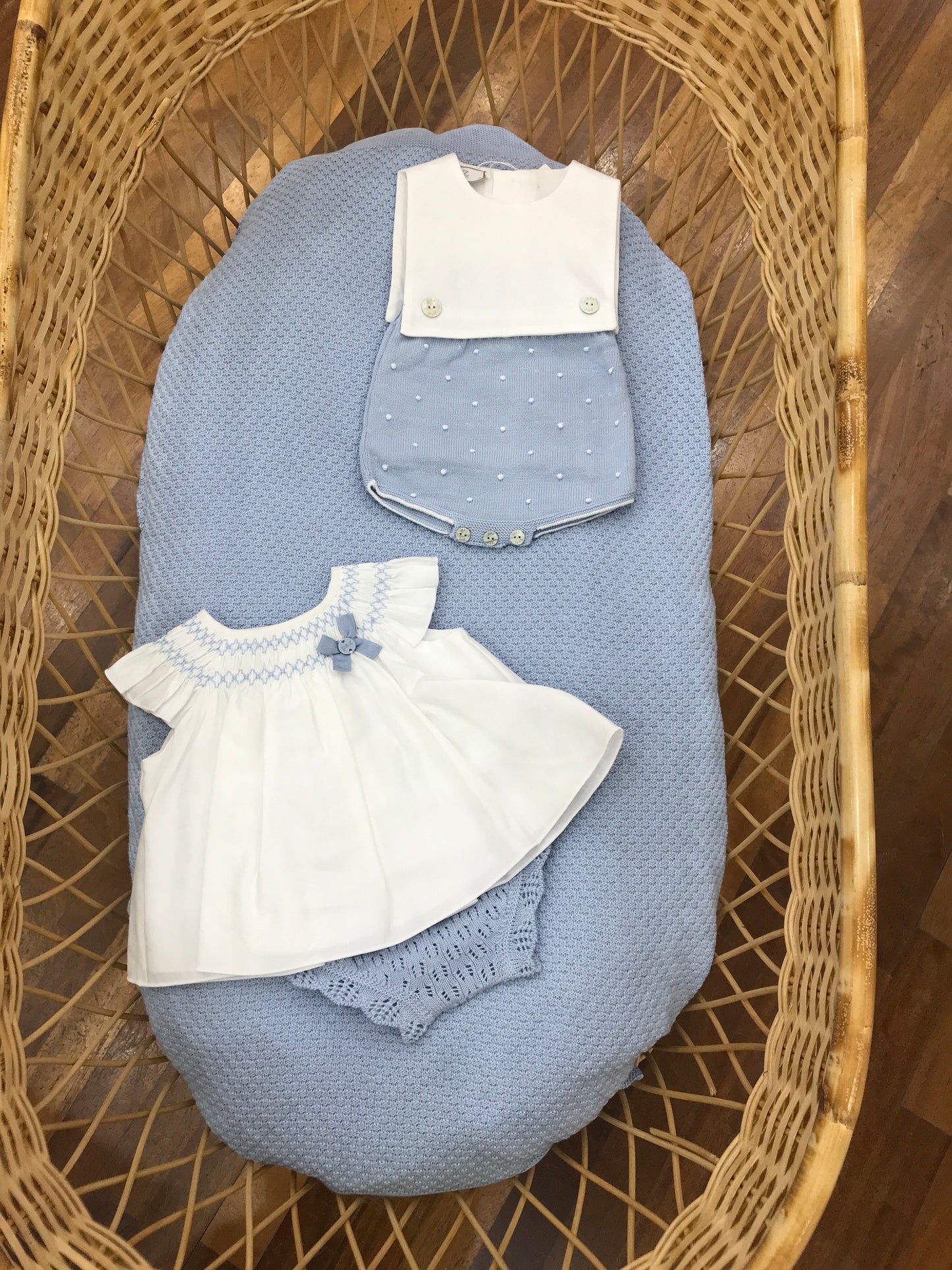 Coordinato nascita Paz Rodriguez in filo celeste copertina con lavorazione in maglia completino due pezzi in lino bianco e culotte in filo con pagliaccetto in lino e filo con pois