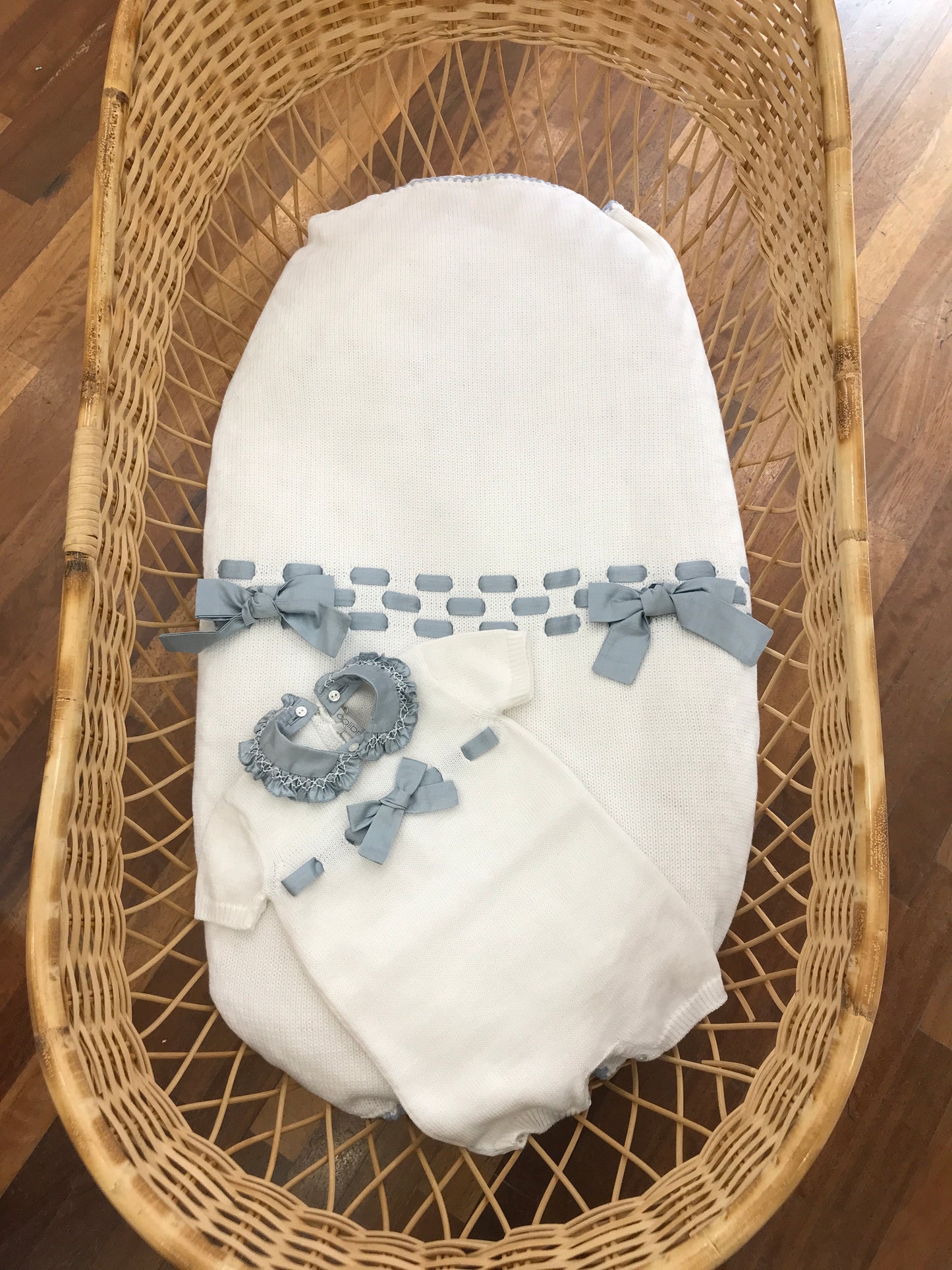 Coordinato nascita Colibrì in filo bianco e celeste con passanastro su coperta e tutina