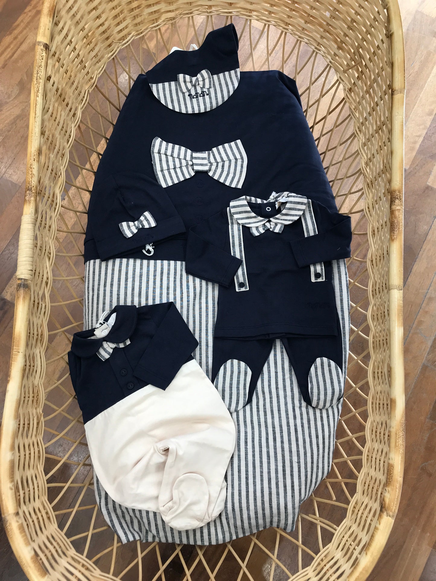 Coordinato nascita Nanan coppia di gemellini blu scuro e beige con righe blu completino due pezzi e tutina intera con cappellino e bavaglino