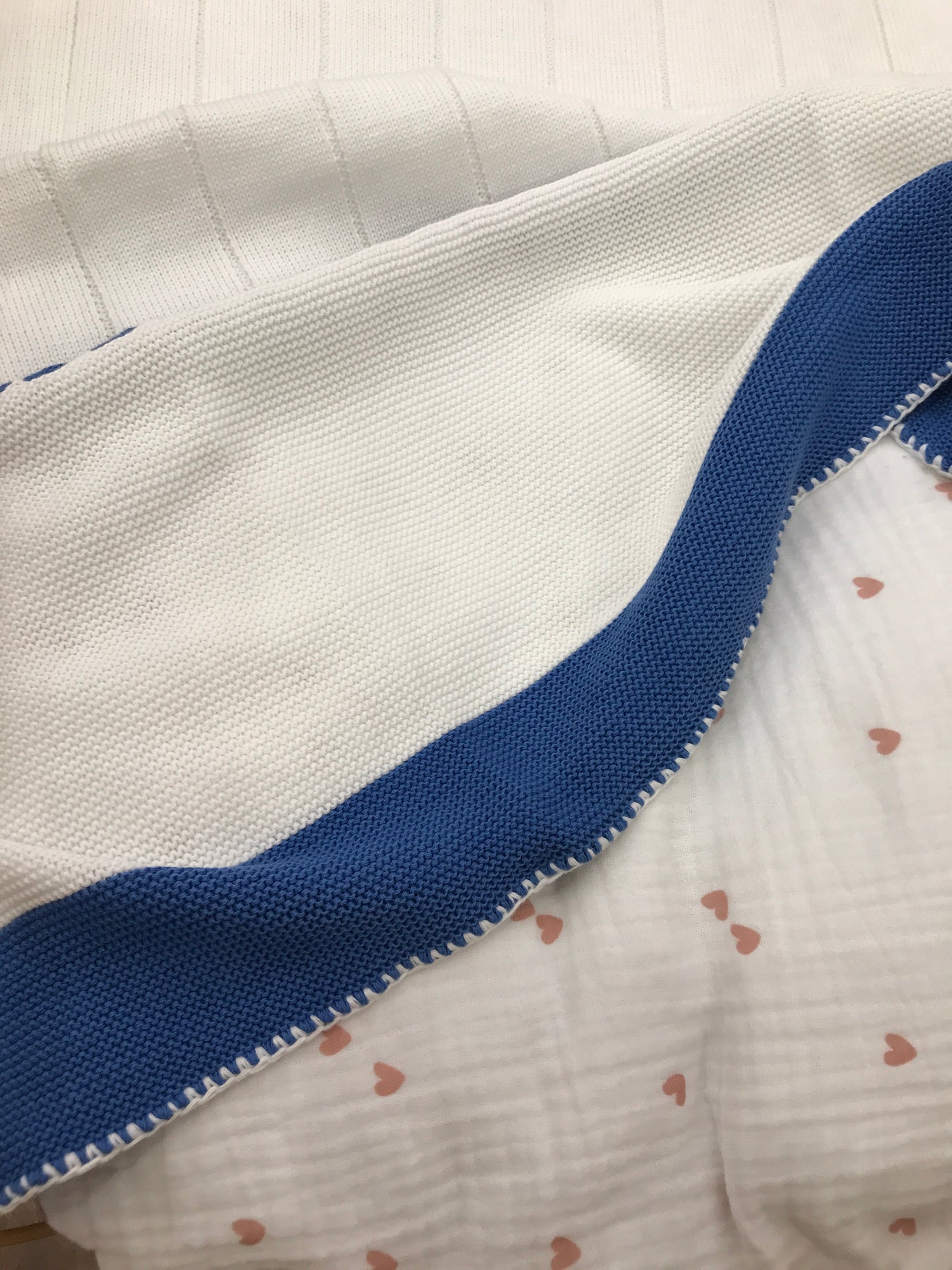 Coperta Bebè di Almy in filo bianca con bordo bluette e passanastro