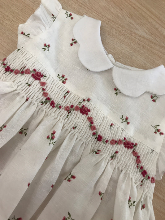 Abito Les Enfants de Gisele in lino smanicato con collo smerlato con piccoli fiori e lavorazione di punto smock con fiori in rilievo