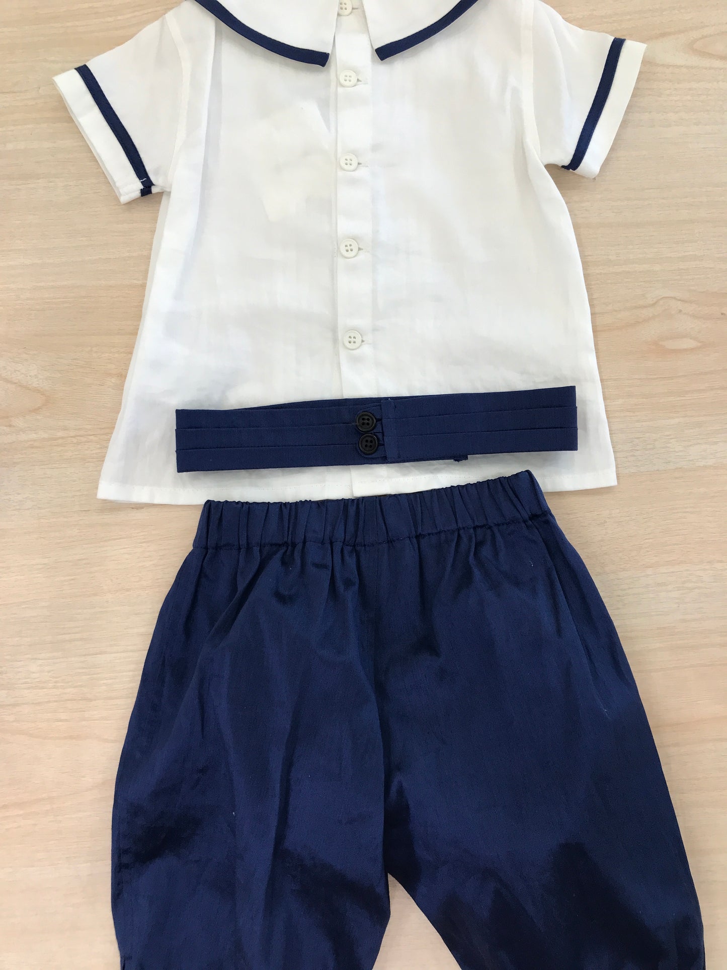 Completo Cielo Blu camicia mezza manica con profilo blu pieghe e bottoncini con bermuda a sbuffo e fascia in vita