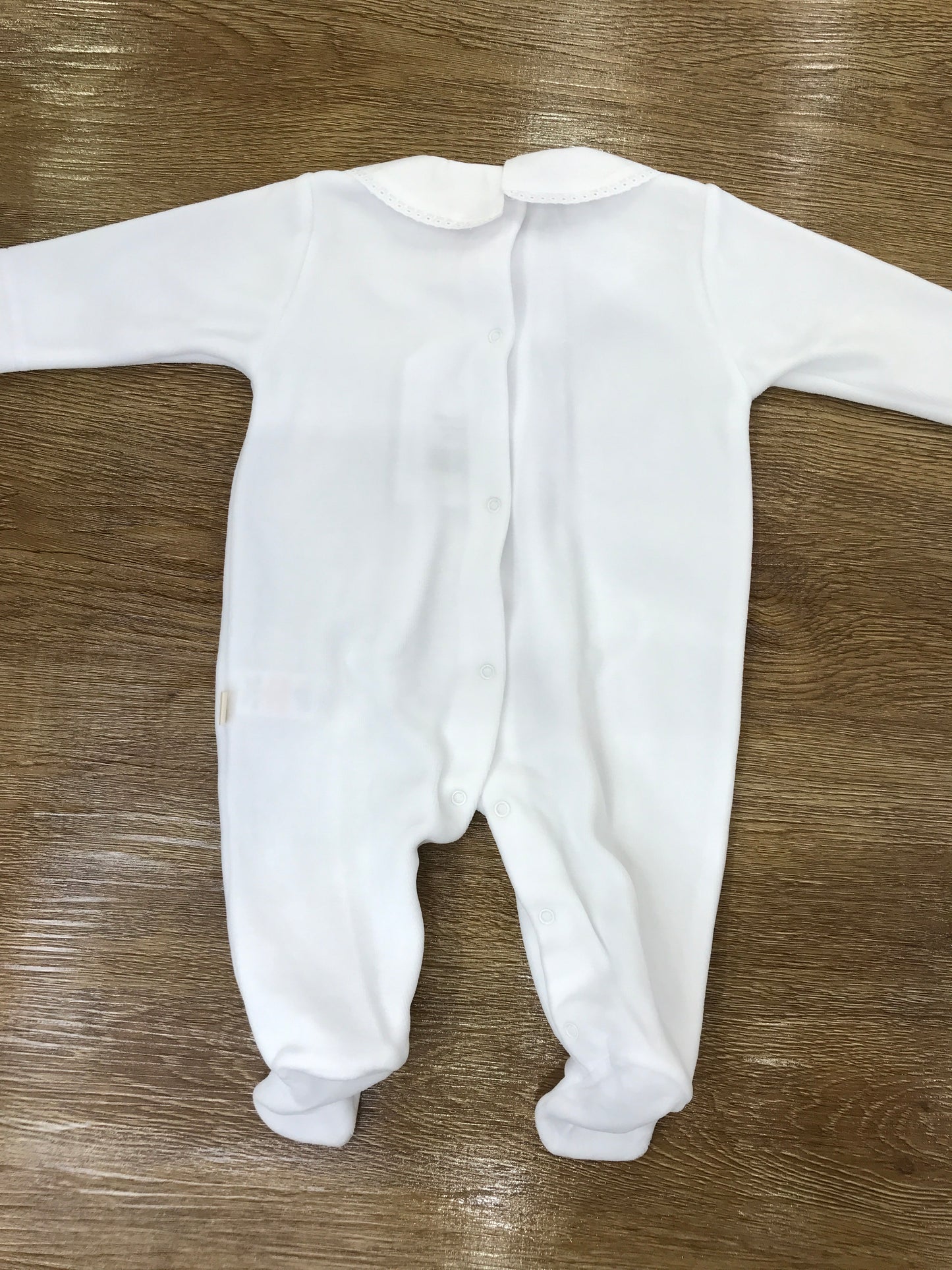 Tutina Baby Gi in ciniglia bianca intera con collo tondo smerlato bianco e fiocchetto bianco ricamato