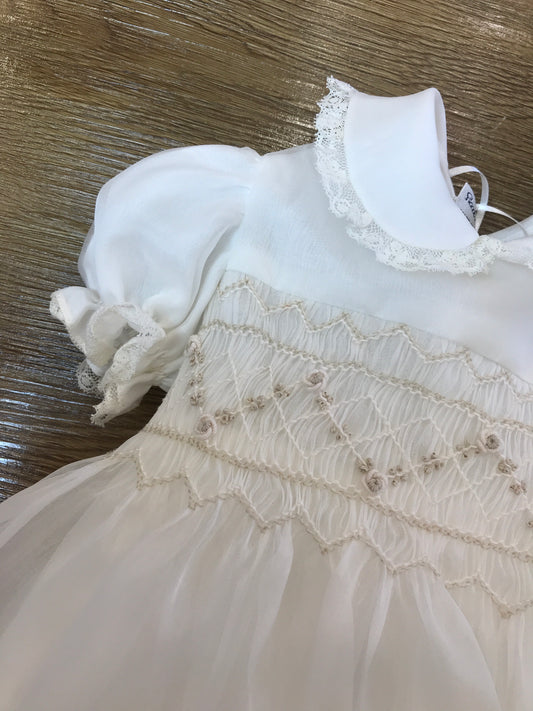 Abito Piccola Giuggiola in organza in seta mezza manica con corpetto lavorato da piccole roselline con cuffietta coordinata e lavorato con punto smock