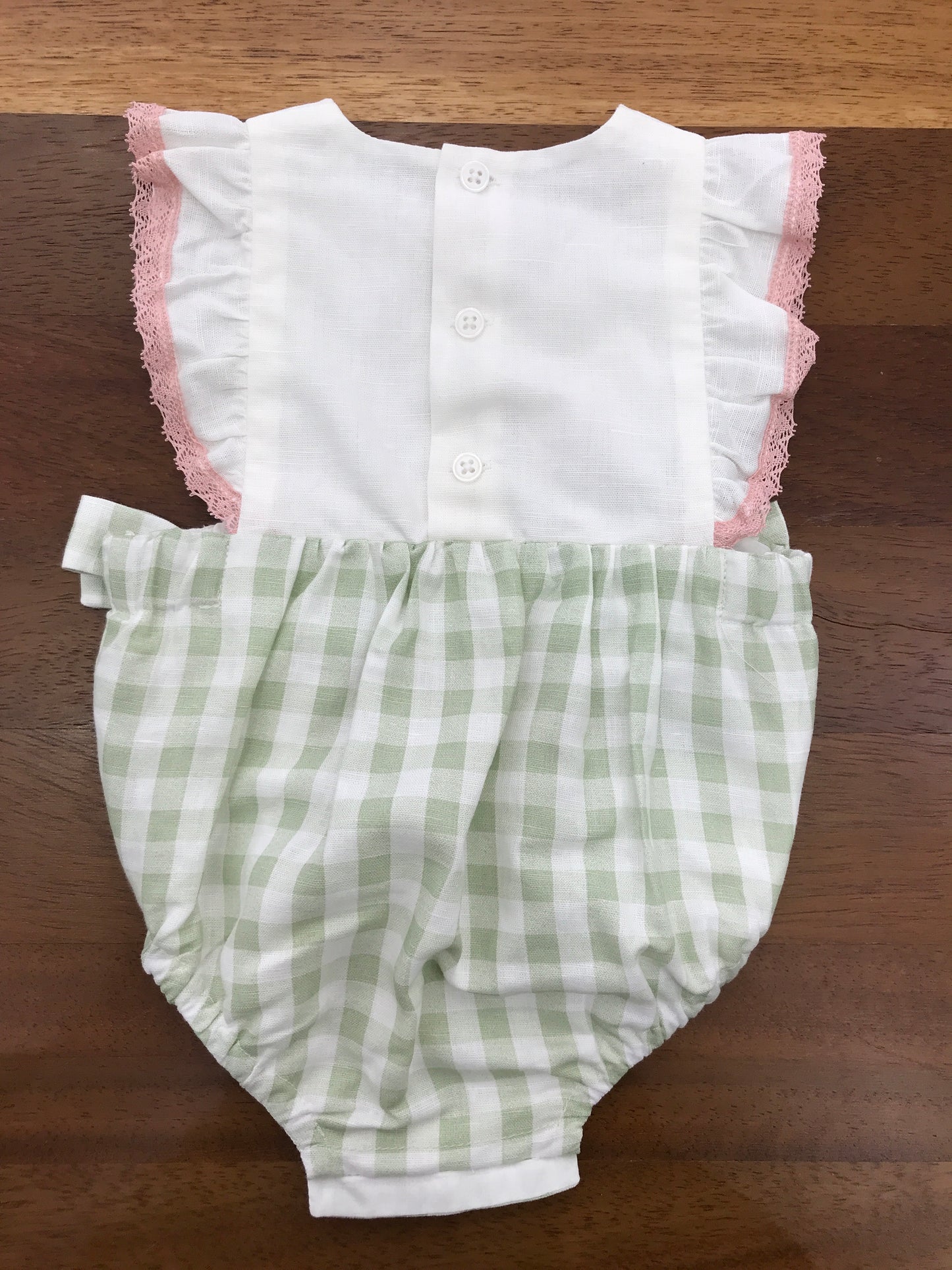 Pagliaccetto Paz Rodriguez in lino a quadretti verdi e bianchi con fiocchi laterali il sopra in bianco spallina con rusche e ricamo rosa al centro fiorellini ricamati