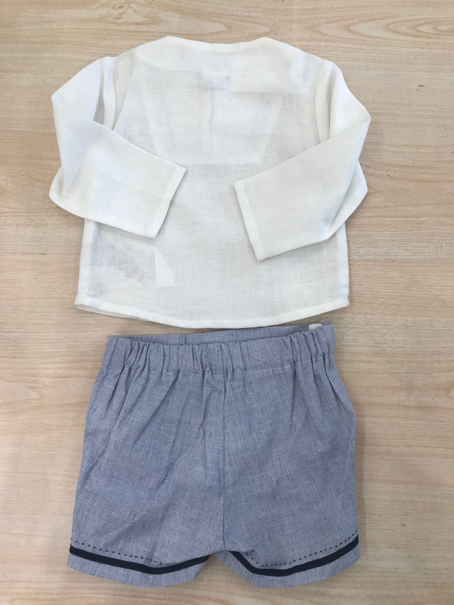 Completo Paz Rodriguez in lino camicia manica lunga con rifiniture blu con bermuda celeste rifinito blu