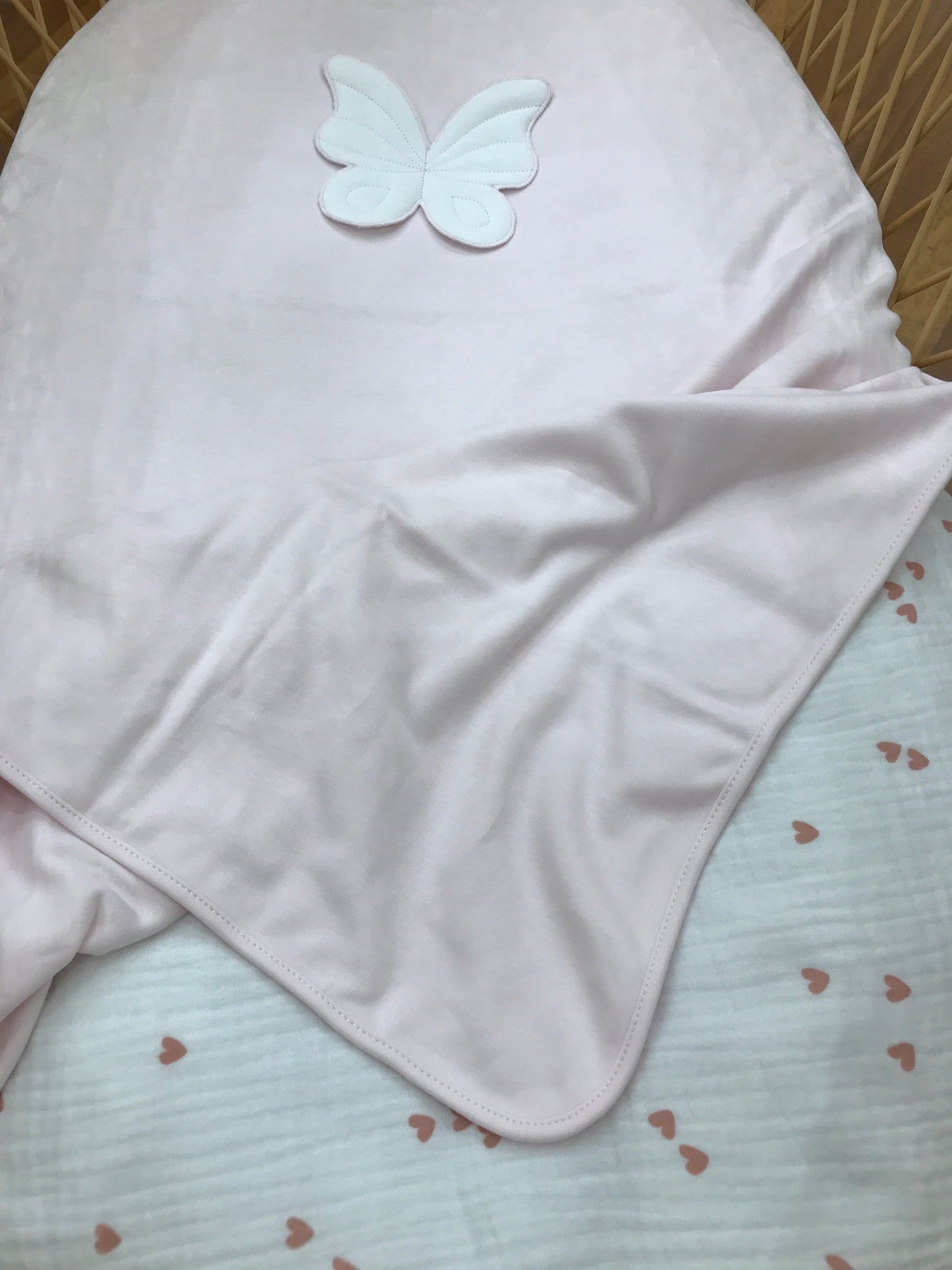 Coperta Baby Gi in cotone rosa con farfalla bianca applicata al centro in alto