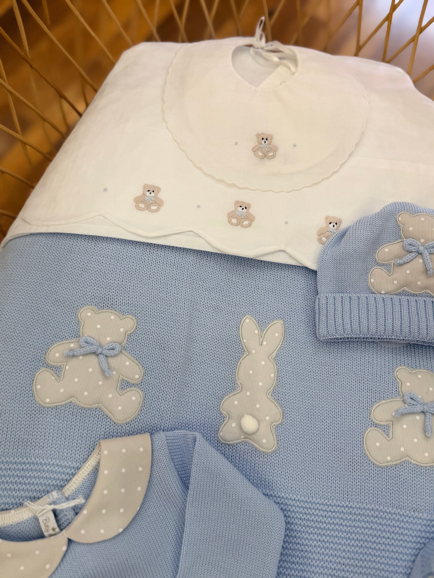 Coordinato nascita Baby Lord in pura lana con due pezzi con applicazione di orsetto e cappello con babbuccia coordinata