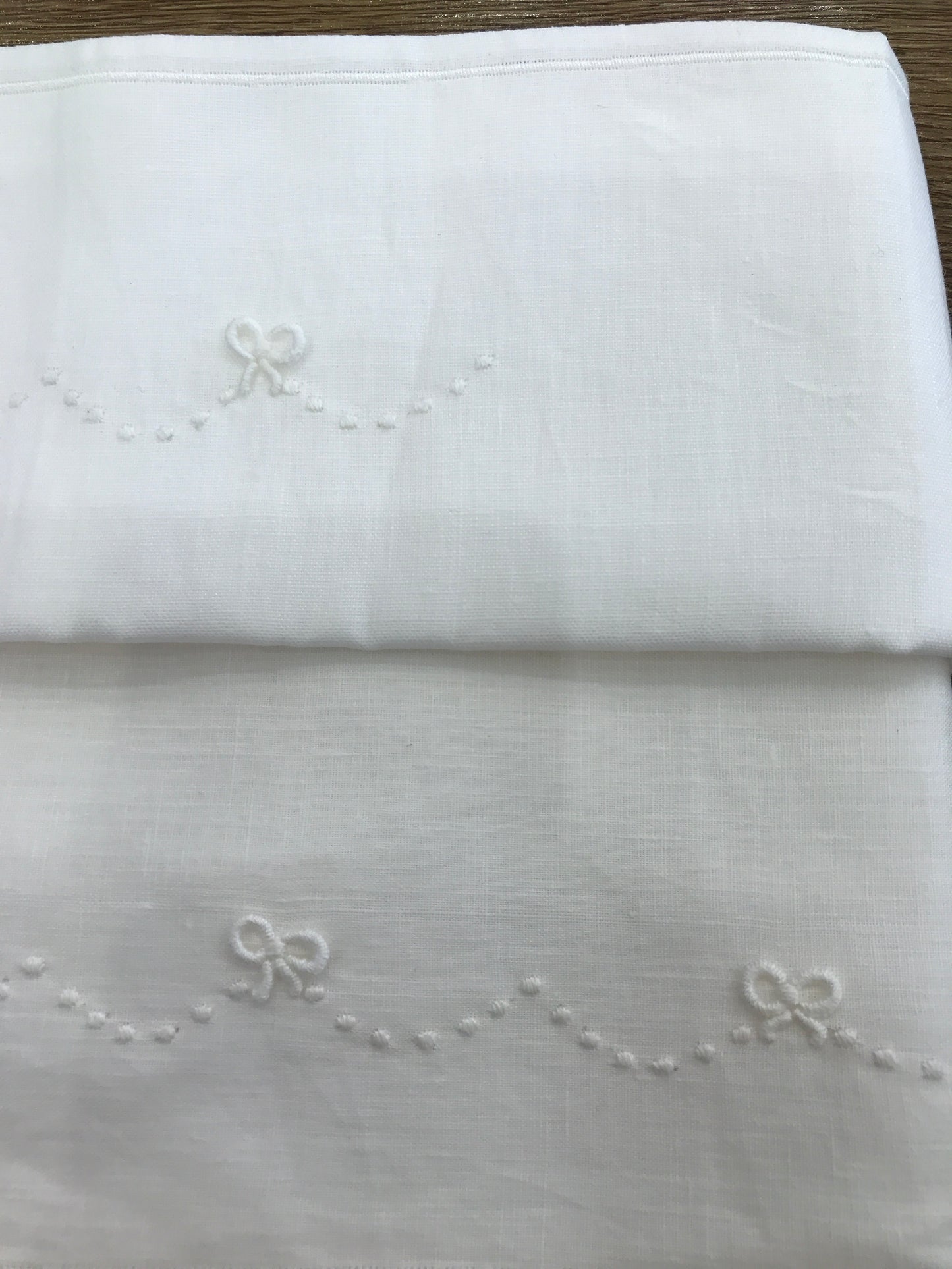 Lenzuola Piccola Giuggiola in lino panna da lettino con pois e fiocchetti ricamati a mano in rilievo