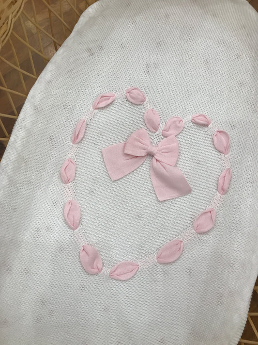 Coperta Baby Lord in filo bianco con cuore passanastro rosa con fiocco applicato al centro
