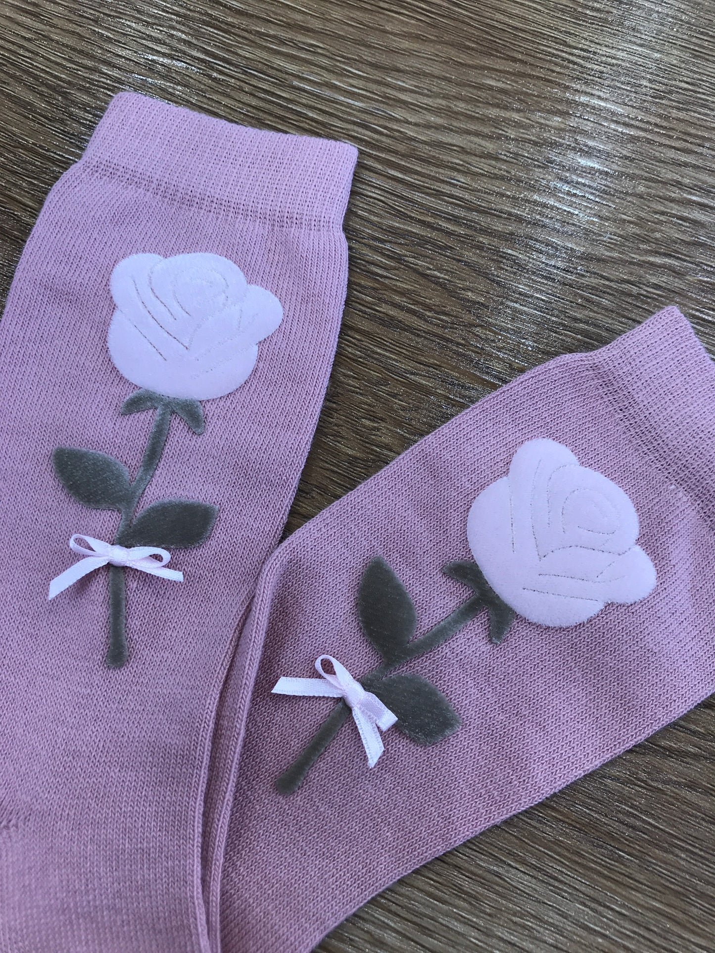 Calzino Story Loris in caldo cotone con rosa in velluto applicata sul davanti