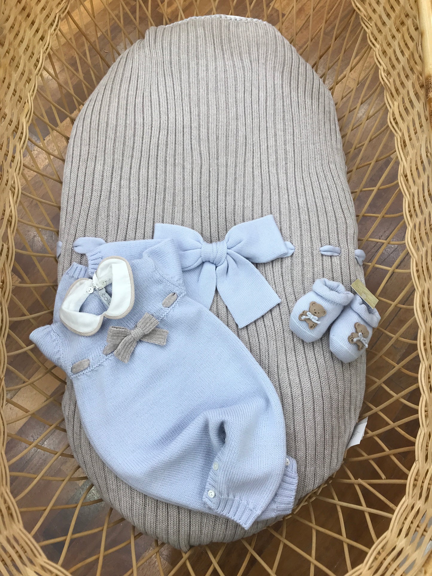 Coordinato in lana coperta con fiocco centrale con tutina abbinata con fiocco centrale con babbucce celesti con orsetto