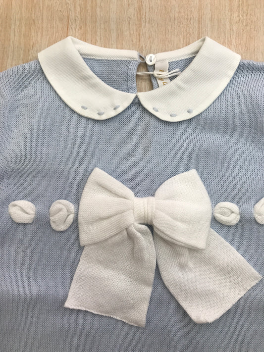 Pagliaccetto Baby Lord in filo celeste con fiocco bianco sul davanti e collo tondo bianco con pois celesti