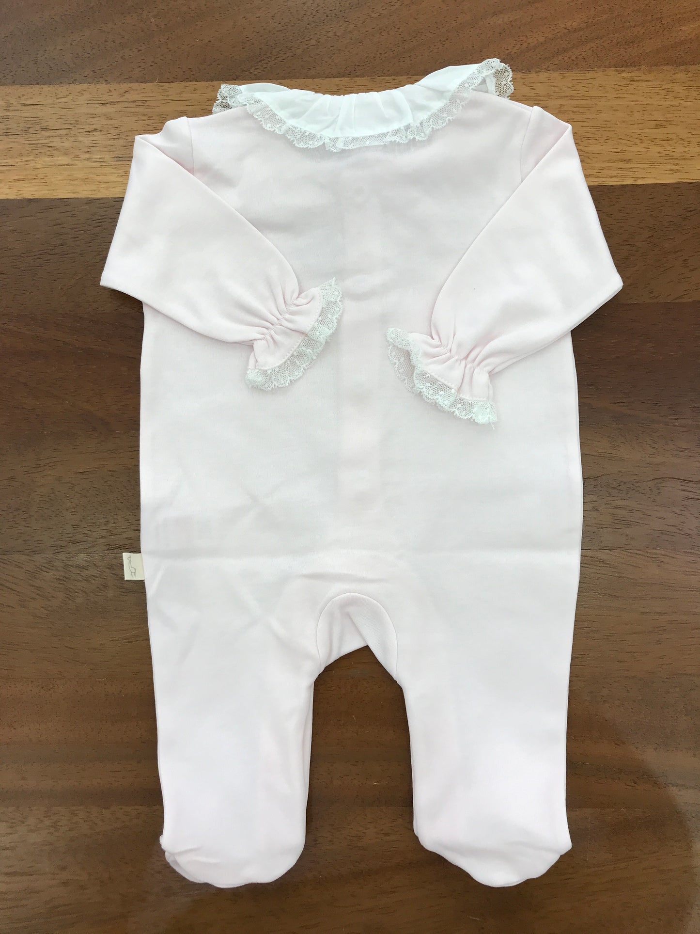 Tutina Baby Gi in cotone rosa manica lunga gamba lunga collo con rusche rifinita da pizzo bianco