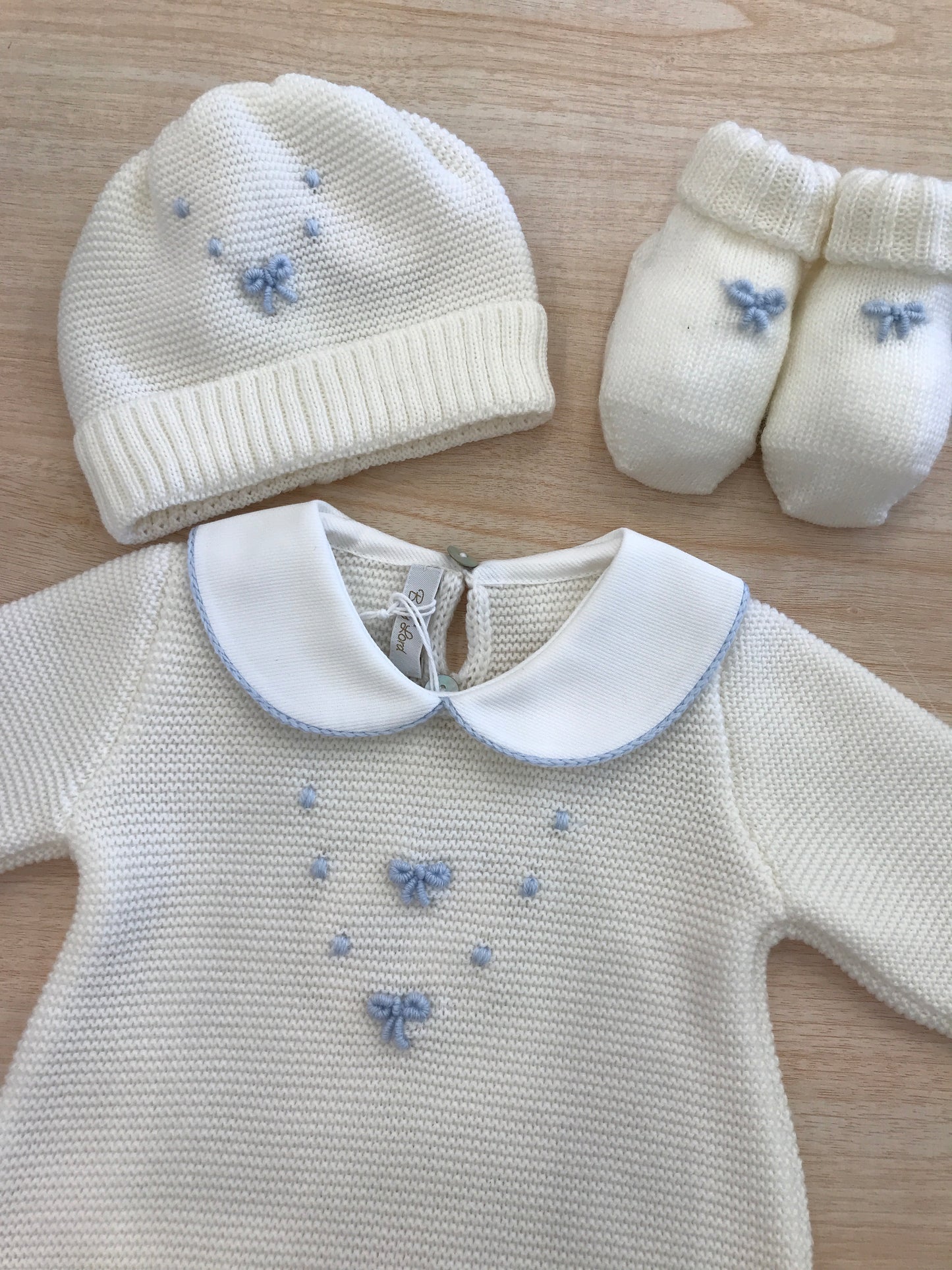 Tutina Baby Lord intera panna con nodi d'amore e pois celesti e colletto rifinito celeste