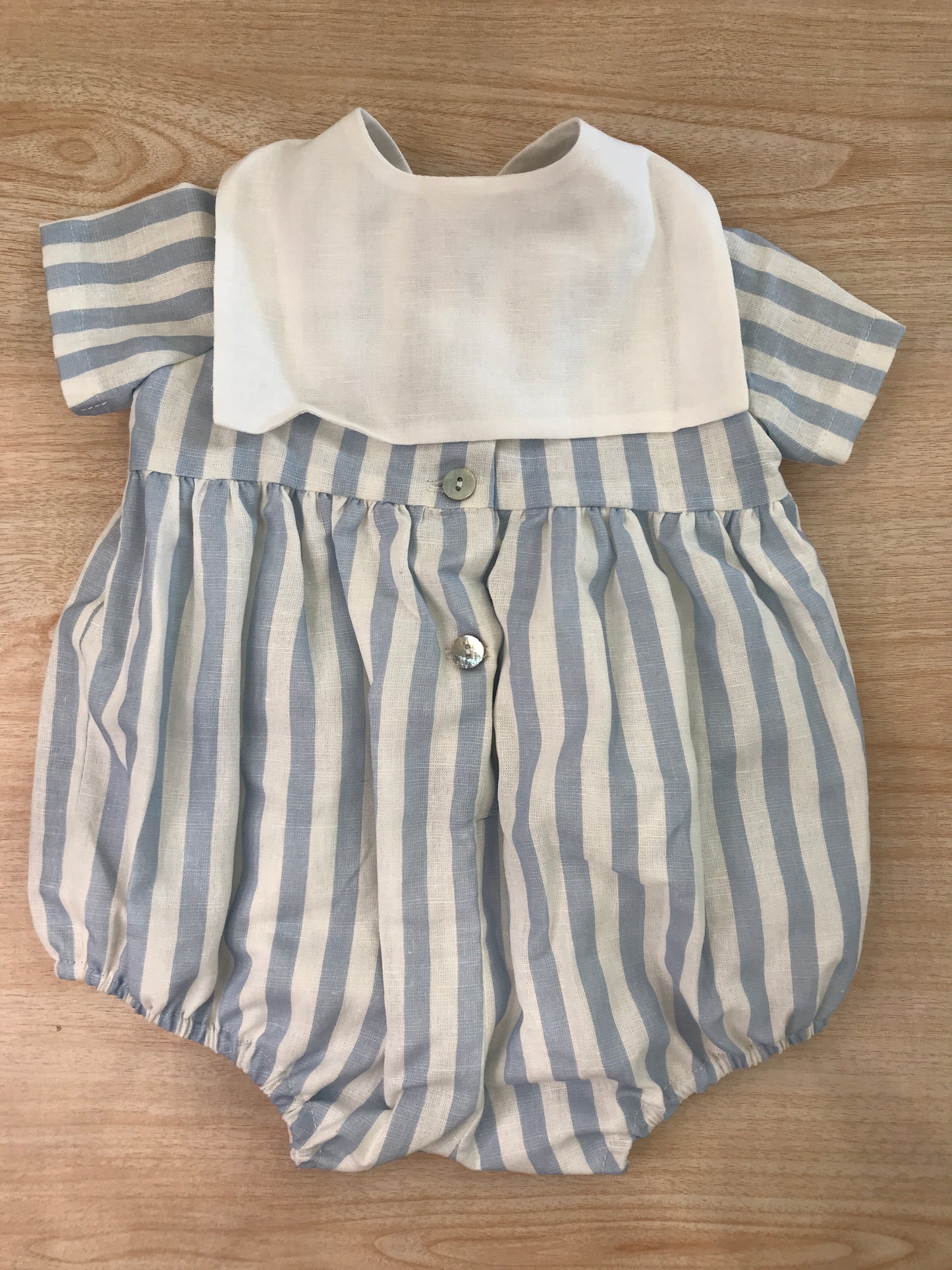 Pagliaccetto Fofettes mezza manica in lino bianco a righe celesti con collo marinaretto bianco con nodino sul davanti