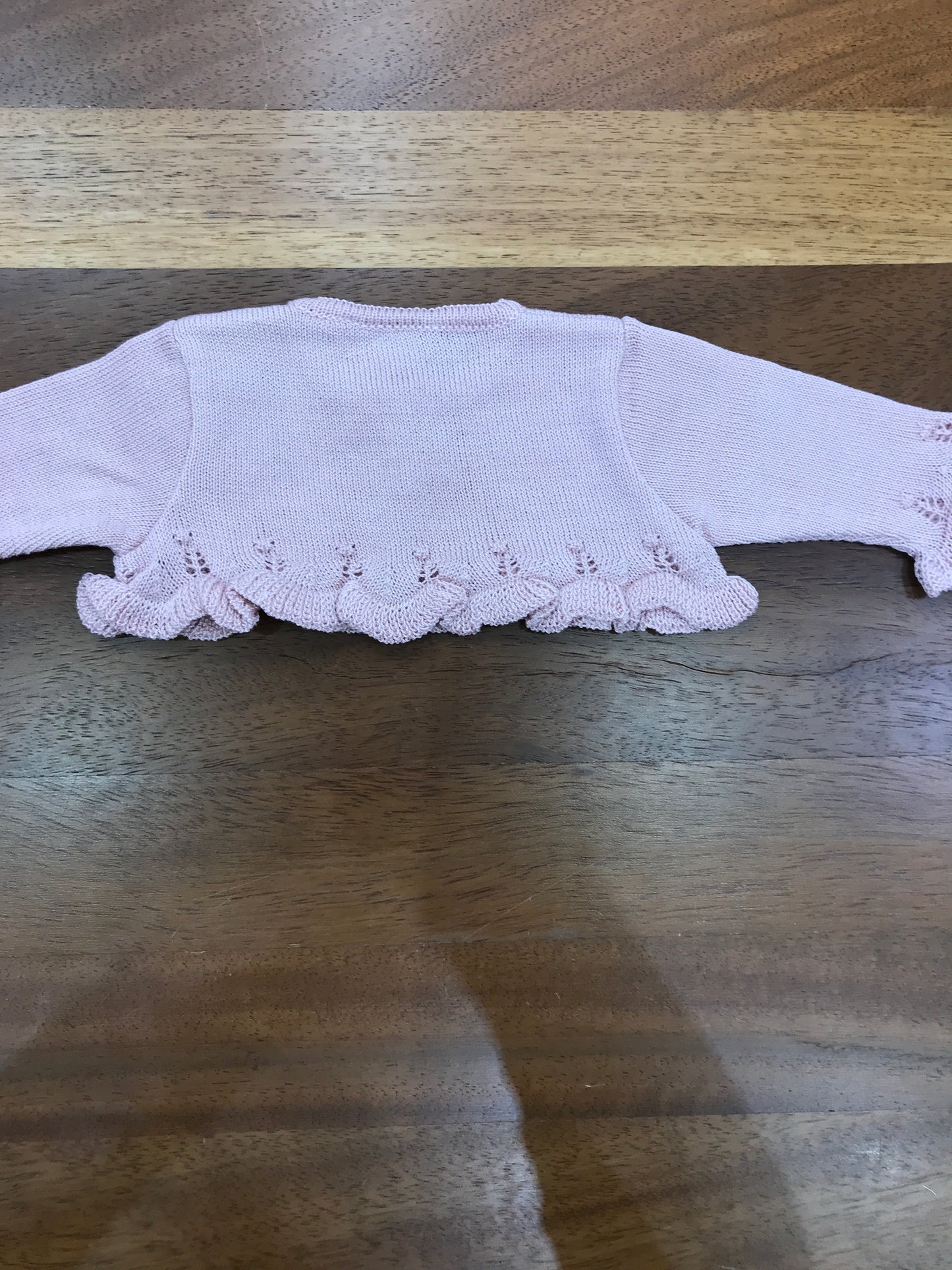 Cardigan Paz Rodriguez in filo rosa antico con manica lunga con rusche traforata con rusche al bordo