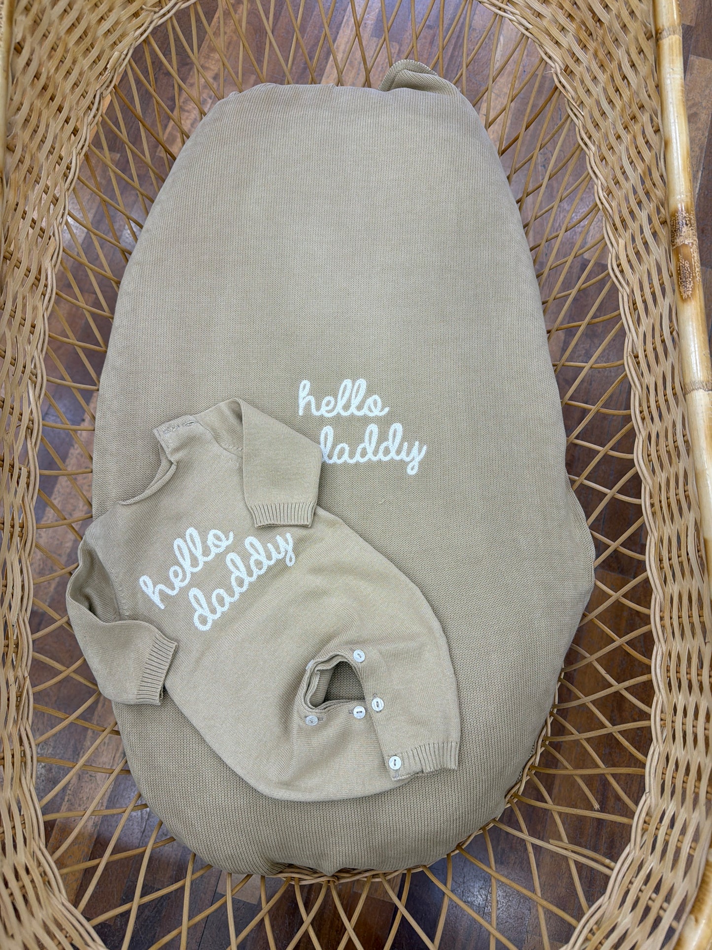 Coperta Nanan in filo beige con mappina intorno ai bordi con scritta centrale "hello daddy"