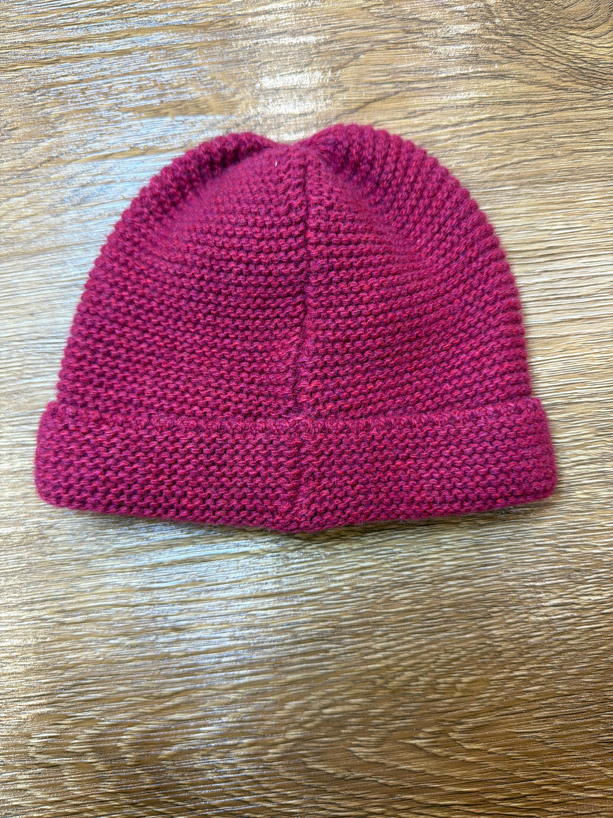 Cappello Jo Milano in lana color ciliegia con due roselline rosa sul risvolto